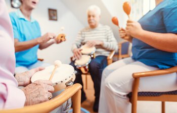 Betreuungsgruppen für Demenzkranke in der Fachstelle für pflegende Angehörige Pfaffenhofen | © adobestock_kzenon_291717970